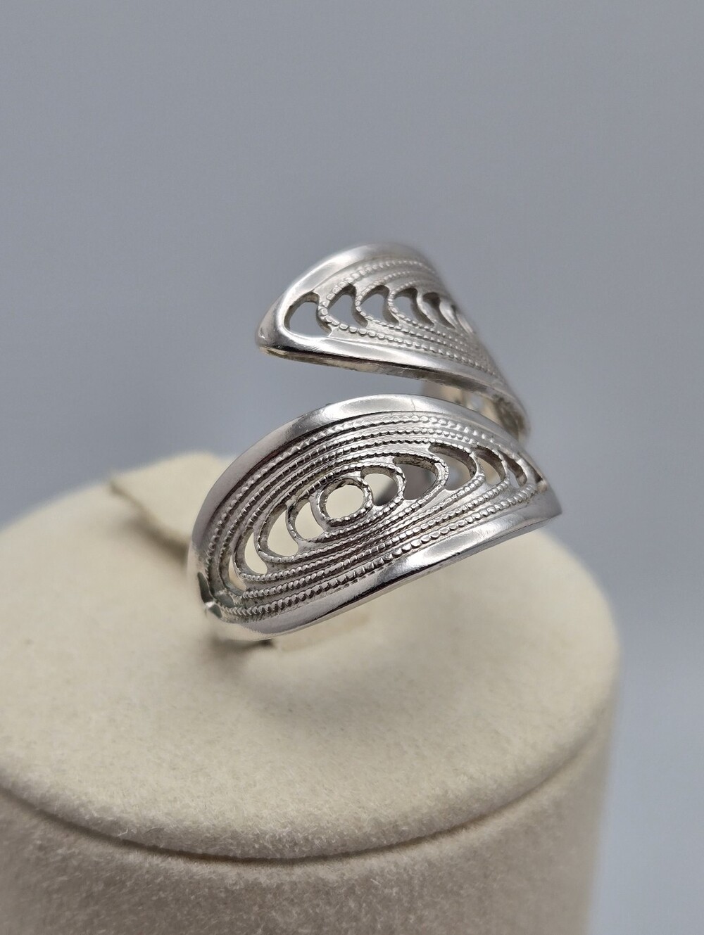 Vintage Sarah Coventry Caress Ring 1975 Silver Tone Adjustable Bypass Size 7.5